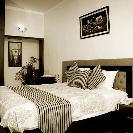Royal Elegance Hotel Lahore Esterno foto